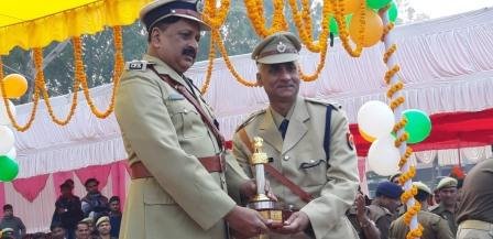 पीयुष श्रीवास्तव पुलिस उप महानिरीक्षक विन्ध्यांचल परिक्षेत्र द्वारा परेड का मान प्रणाम लिया गया-MIRZAPUR