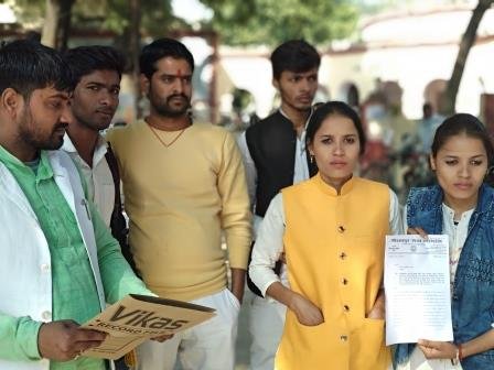 जिला अधिकारी को मुकदमा वापस किये जाने हेतु ज्ञापन सौंपा है-MIRZAPUR