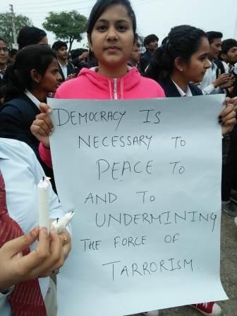 जिलाधिकारी के द्वारा वेतन शहीदो के परिवार को दिए जाने से, सहयोग करने वालो का ताँता-MIRZAPUR