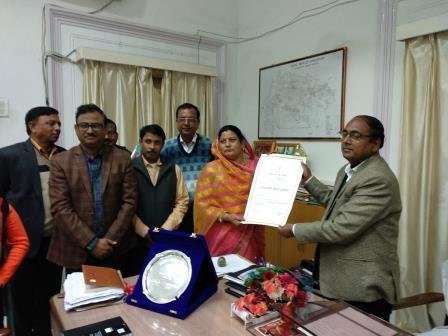 प्रधानमंत्री द्वारा सम्मानित होने का श्रेय जिलाधिकारी को-ग्राम प्रधान पुष्पा देवी