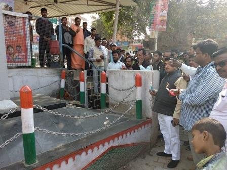 पंधारी यादव ने शहीदो को नमन कर श्रद्धासुमन अर्पित किया-MIRZAPUR