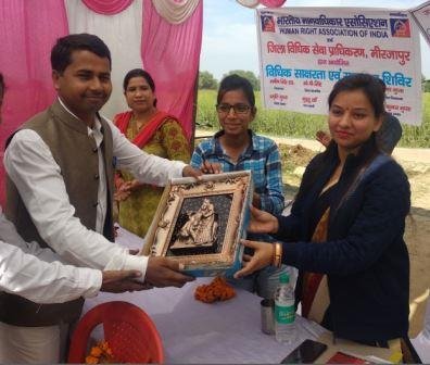 जज, सलोनी रस्तोगी ने छात्र-छात्राओं व ग्रामीणों को संबोधित किया-MIRZAPUR