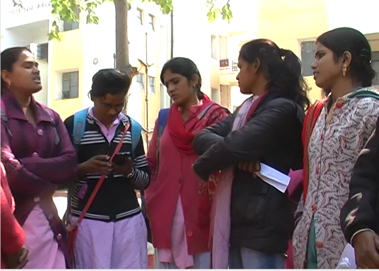 छात्रवृत्ति न मिलने से परेशान दर्जनों छात्राएं जिला समाज कल्याण अधिकारी कार्यालय पहुंची-MIRZAPUR