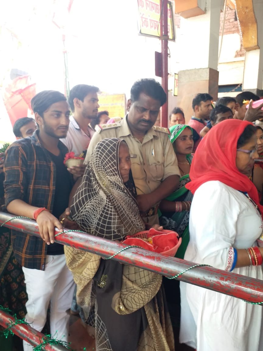 विंध्य धाम में वृद्धो का सहारा बन रही पुलिस-MIRZAPUR