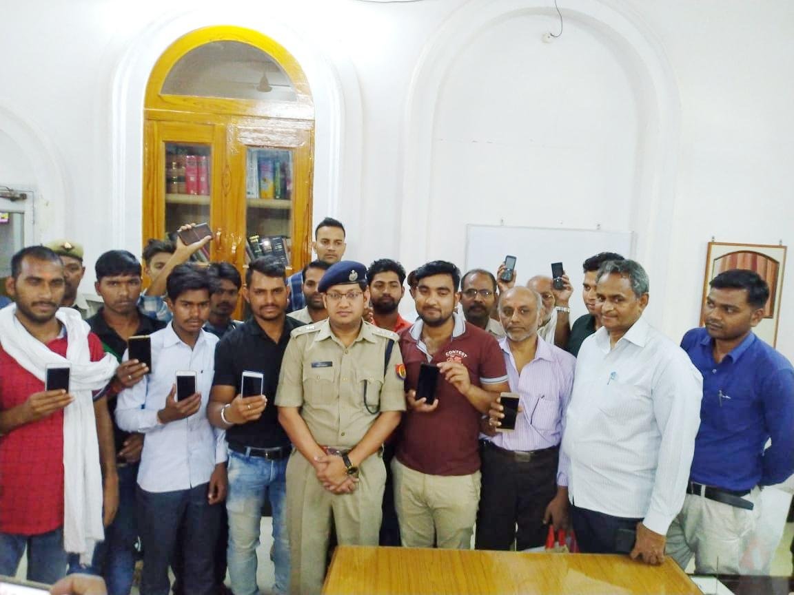 खोया मोबाइल मिलने से चहके जनपदवासी -MIRZAPUR