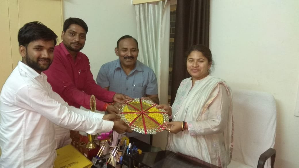 प्रियंका निरंजन को बधाई देने शुभचिंतक पहुंचे कार्यालय-MIRZAPUR