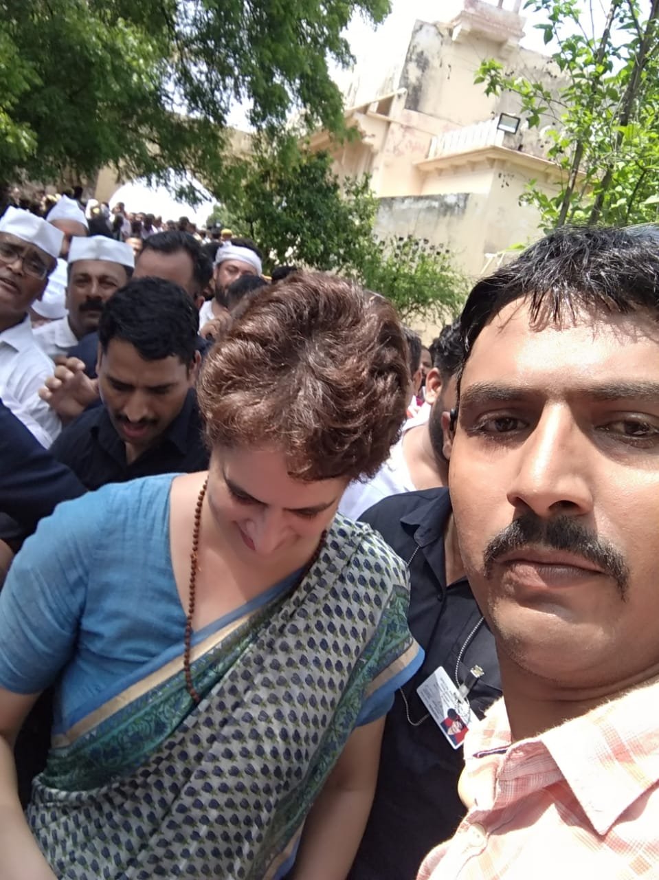 बिना ए सी के प्रियंका गांधी ने चुनार किले के गेस्ट हाउस में काटी रात -MIRZAPUR