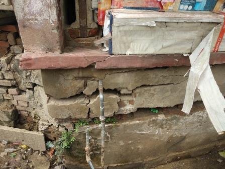 सरकारी नाली व अवैध अतिक्रमण के चलते मकान हो गया जर्जर-MIRZAPUR
