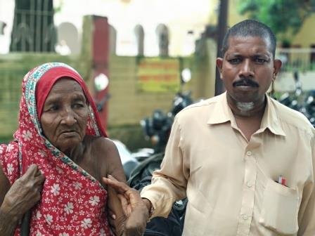मोदी जी और योगी जी से मिलने की आस लिए महिला जब कलेक्ट्रेट पहुंची-MIRZAPUR