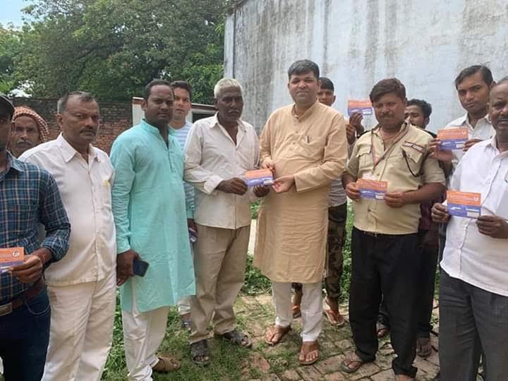 कार्यकारी राष्ट्रीय अध्यक्ष आशीष पटेल ने खुद गांव में पहुंच कर लोगों को पार्टी की सदस्यता दिलाई-MIRZAPUR