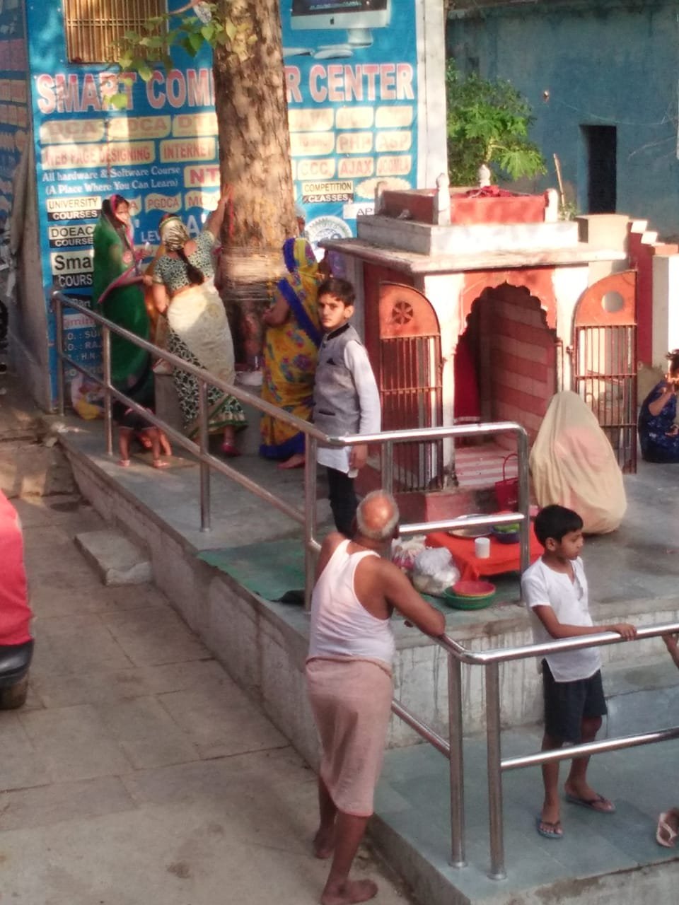 मंदिर में से कुछ देवी-देवताओं की मूर्तियां गायब-धीरज गिरि