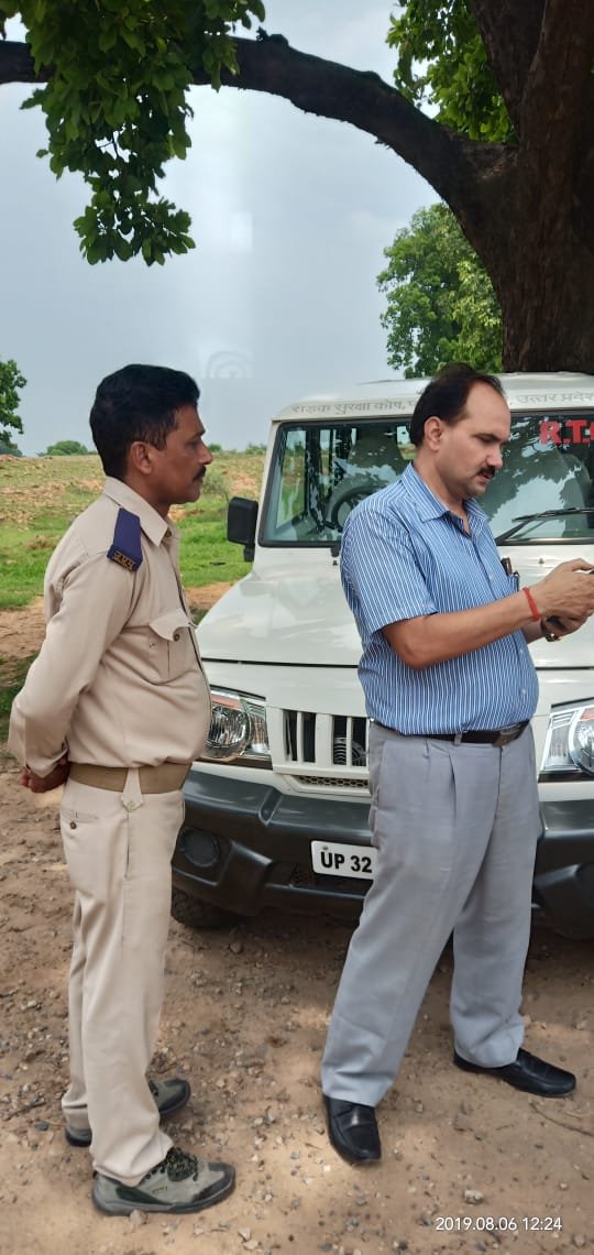 परिवहन विभाग के आला अधिकारियों ने हेलमेट और सीट बेल्ट की चेकिंग की-MIRZAPUR