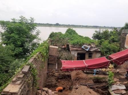 आखिर क्यों सरकारी नज़रों ने किया यह कब्ज़ा अनदेखा-MIRZAPUR