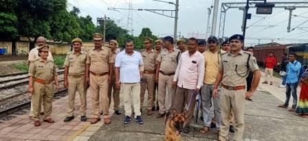 यात्रियों के सामान आदि को HMD से चेकिंग किया गया-MIRZAPUR