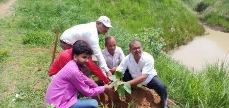 वृक्षारोपण करने और उनकी देखभाल करने की शपथ भी दिलाई गई-हरिश्चन्द्र शुक्ल