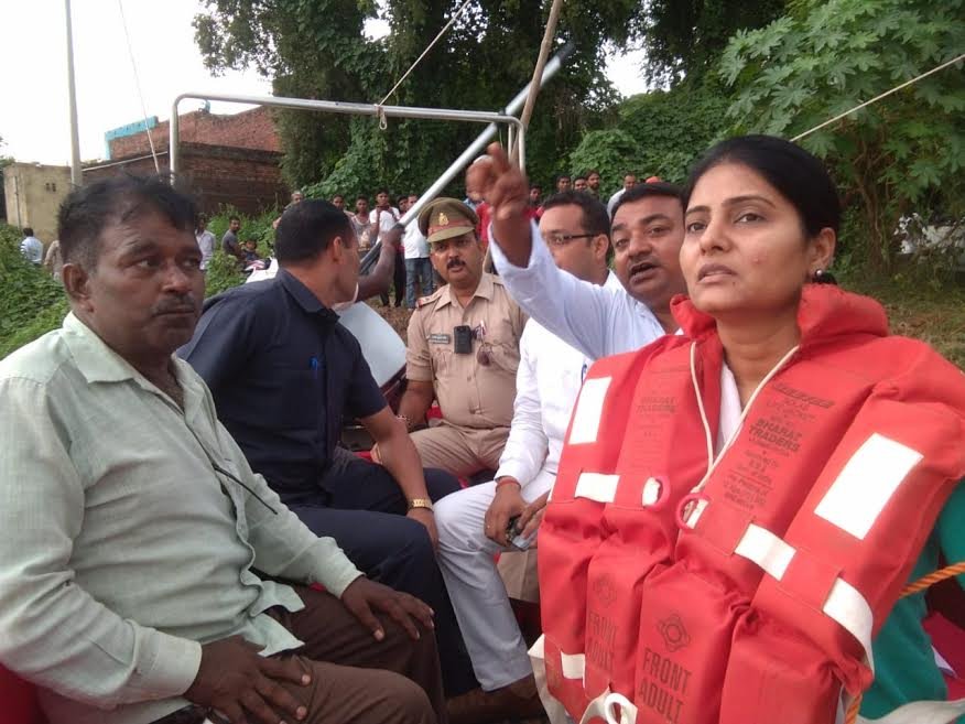 पूर्व केंद्रीय मंत्री अनुप्रिया पटेल ने नाव से बाढ़ग्रस्त इलाकों का दौरा किया-MIRZAPUR