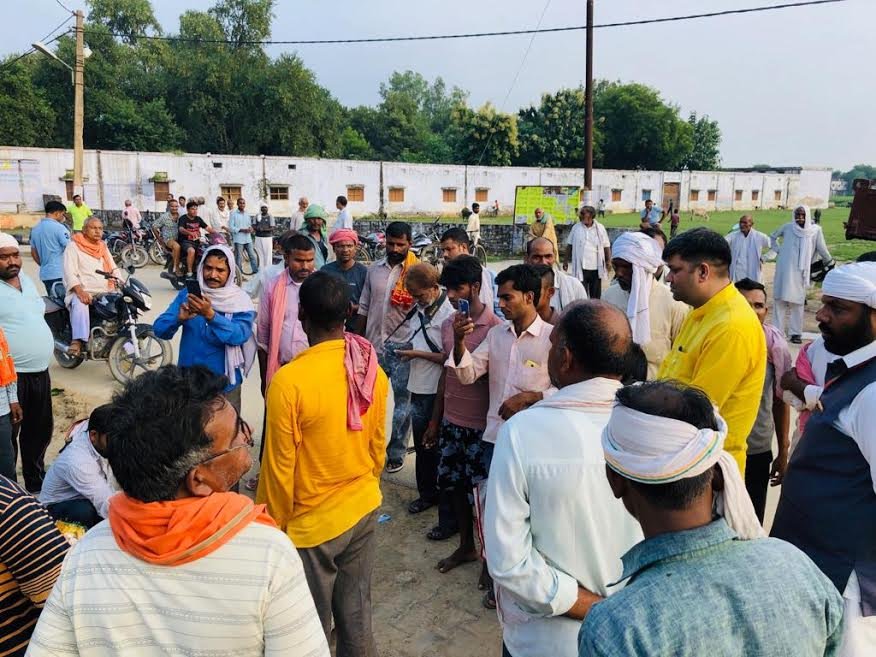 आशीष पटेल ने रविवार को बाढ़ग्रस्त इलाका में बाढ़पीड़ितों से बातचीत की-MIRZAPUR