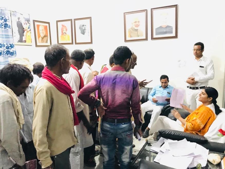 पूर्व केंद्रीय मंत्री ने जनता दरबार में जनपदवासियों की समस्याओं का निवारण किया-MIRZAPUR