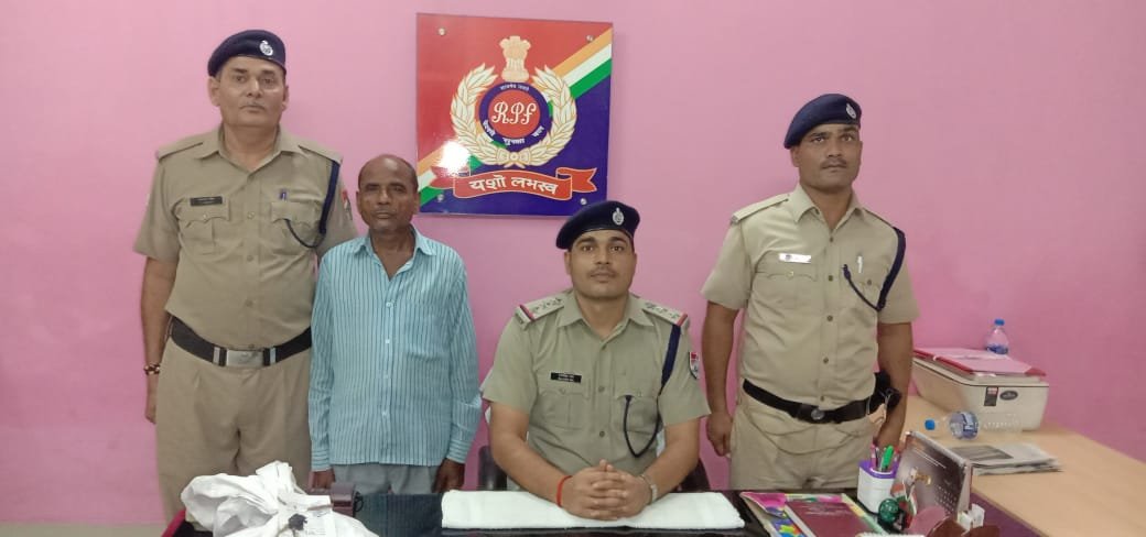 बोरी को प्लाटवाकर आरपीएफ ने देखे तो उसमें 29 रेलवे की पेंड्राल क्लिप मिली-MIRZAPUR