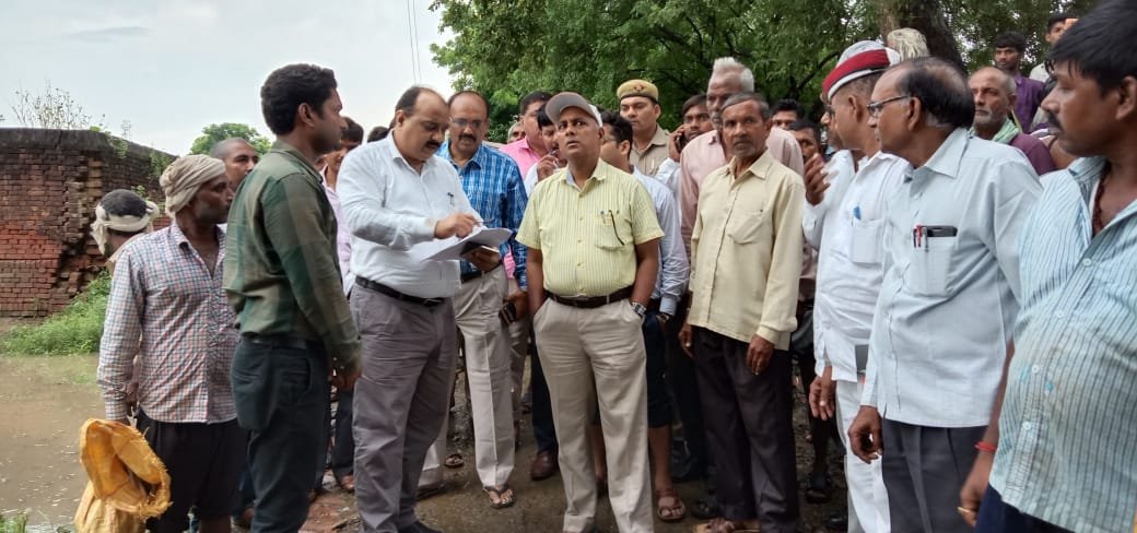 जिलाधिकारी ने किया बाढ क्षेत्र का भ्रमण-राहत पहुॅचाने का निर्देश-MIRZAPUR