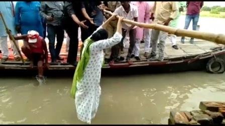 बाढ़ ग्रस्त इलाकों का दौरा करने के दौरान बाल बाल बची पूर्व केंद्रीय मंत्री अनुप्रिया पटेल