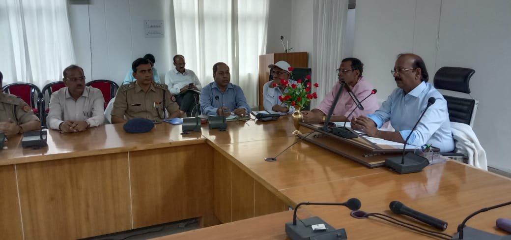 आयुक्त ने कहा कि रेलवे विभाग पुलों के नीचे रास्तों से पानी हटाने के लिये व्यवस्था करें-MIRZAPUR