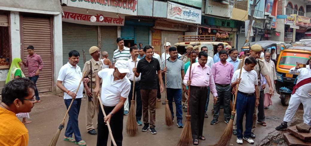 जिलाधिकारी अनुराग पटेल ने सभी अधिकारियों के साथ झाडू लगाकर लोगों को प्ररित किया-MIRZAPUR