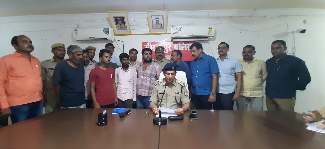 पुलिस ने साहसिक बल प्रयोग करते हुए लाखों रुपए की अवैध शराब बरामद की-मिर्जापुर