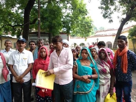 ग्राम प्रधान के पक्ष व विपक्ष के लोग कलेक्ट्रेट में हुए आमने सामने-MIRZAPUR