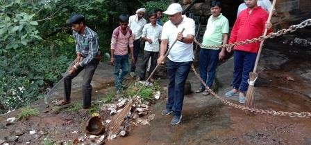 स्वच्छता ही सेवा’’ के अन्तर्गत जिलाधिकारी ने विंढमफाल में की सफाई