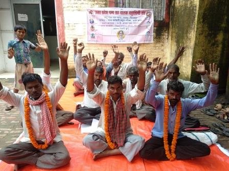 भूख हड़ताल पर बैठे कर्मचारी -MIRZAPUR
