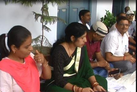मिर्जापुर सदर तहसील में लेखपालों में जमकर आक्रोश-MIRZAPUR