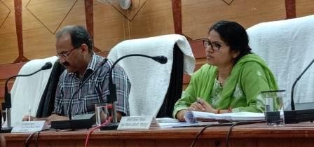 जनपद के नाडल अधिकारी ने विकास कार्यो की की समीक्षा पोटरी व पीतल के बर्तन उद्योग से एलआरएलएम समूह की महिलाओं को प्रशिक्षित कर जोडे