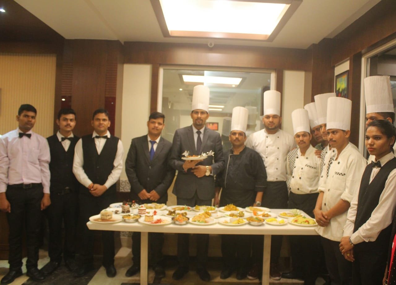 ब्रेकफास्ट, लंच ,डिनर करने वाले मेहमानों के लिए भी एक निश्चित उपहार, ने मचाया धमाल-MIRZAPUR