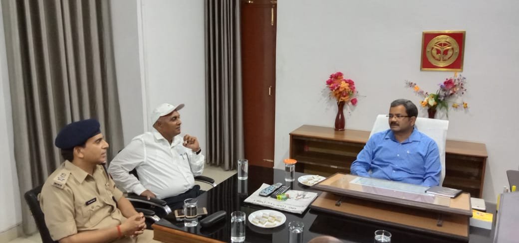 नवागत मण्डलायुक्त ने कैम्प कार्यालय पहुॅच कर कार्यभार किया ग्रहण-MIRZAPUR