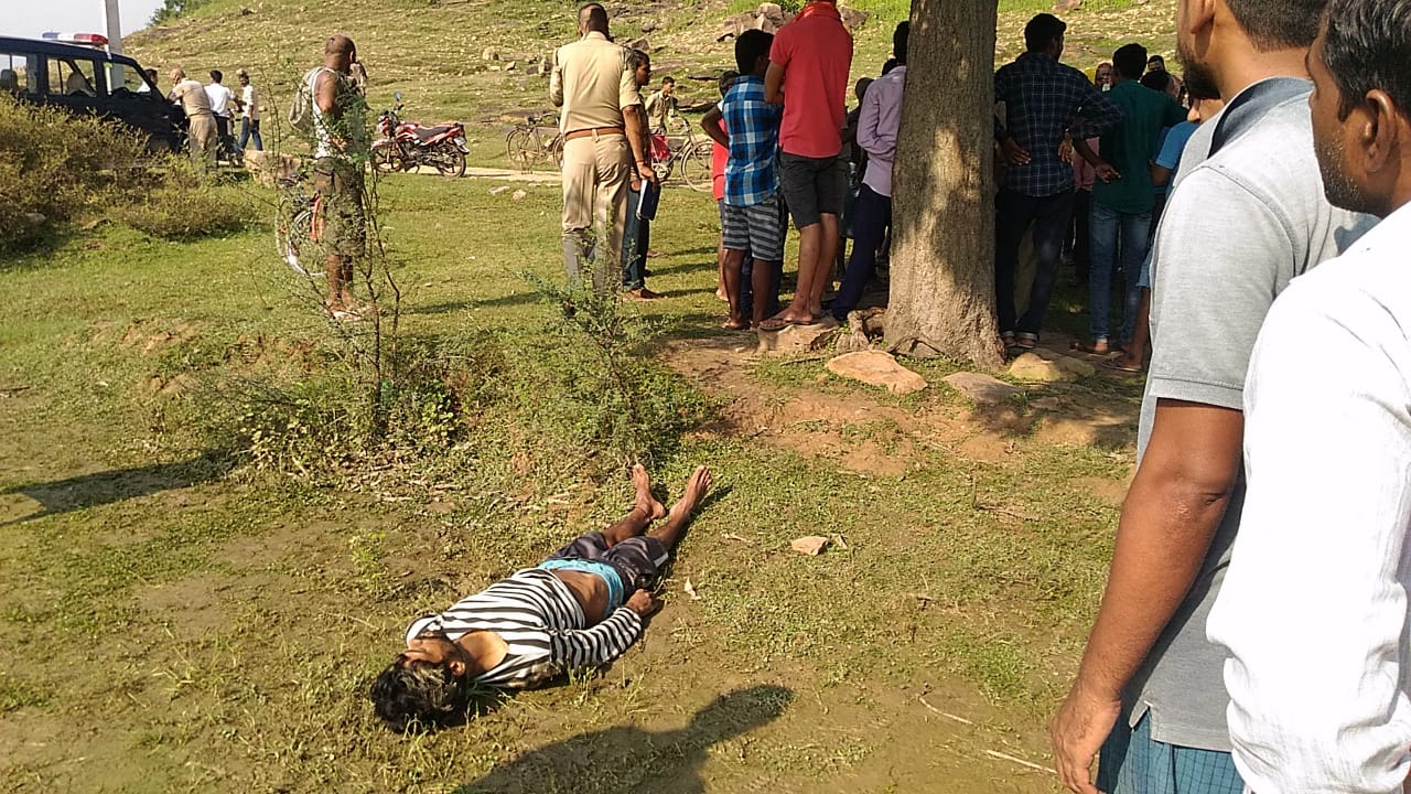 फांसी पर लटकता युवक का मिला लाश -मिर्जापुर