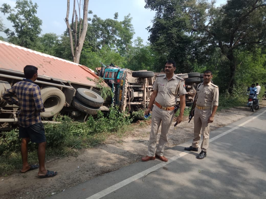 तीन ट्रकों का आपस में भिड़ंत पुलिस मौके पर- मिर्जापुर