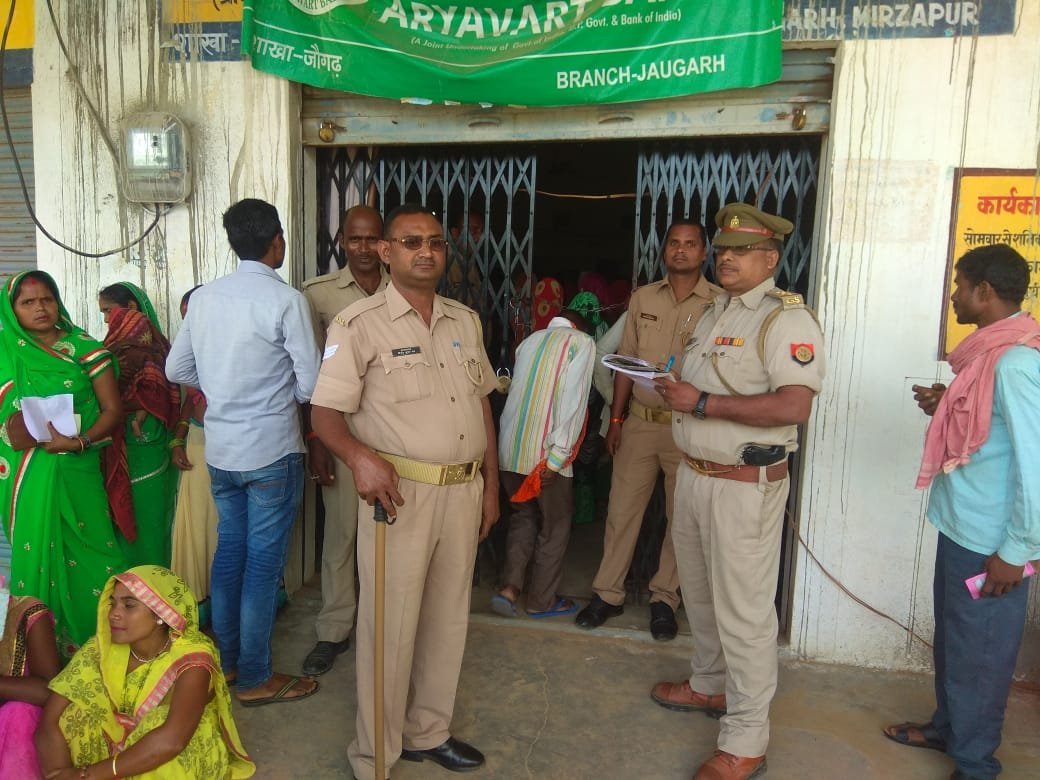 बैंकों के आसपास पुलिस ने सक्रियता बढ़ाई -मिर्जापुर