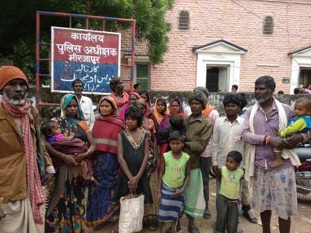 पीड़ित बनवासी पहुंचे कप्तान कार्यालय-MIRZAPUR