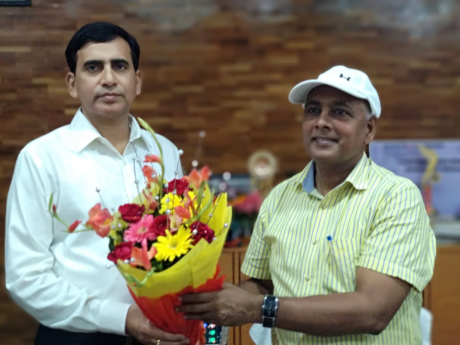 जिलाधिकारी मिर्ज़ापुर व पुलिस कप्तान ने जनपदवासियों को दिया दीपावली की शुभकामनाएं-MIRZAPUR