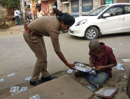 महिला आरक्षी द्वारा पेश की मानवता की मिशाल-MIRZAPUR