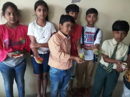 प्रोजेक्ट में नन्हे हाथों ने बनाई मोमबत्ती -बजाज विद्यालय