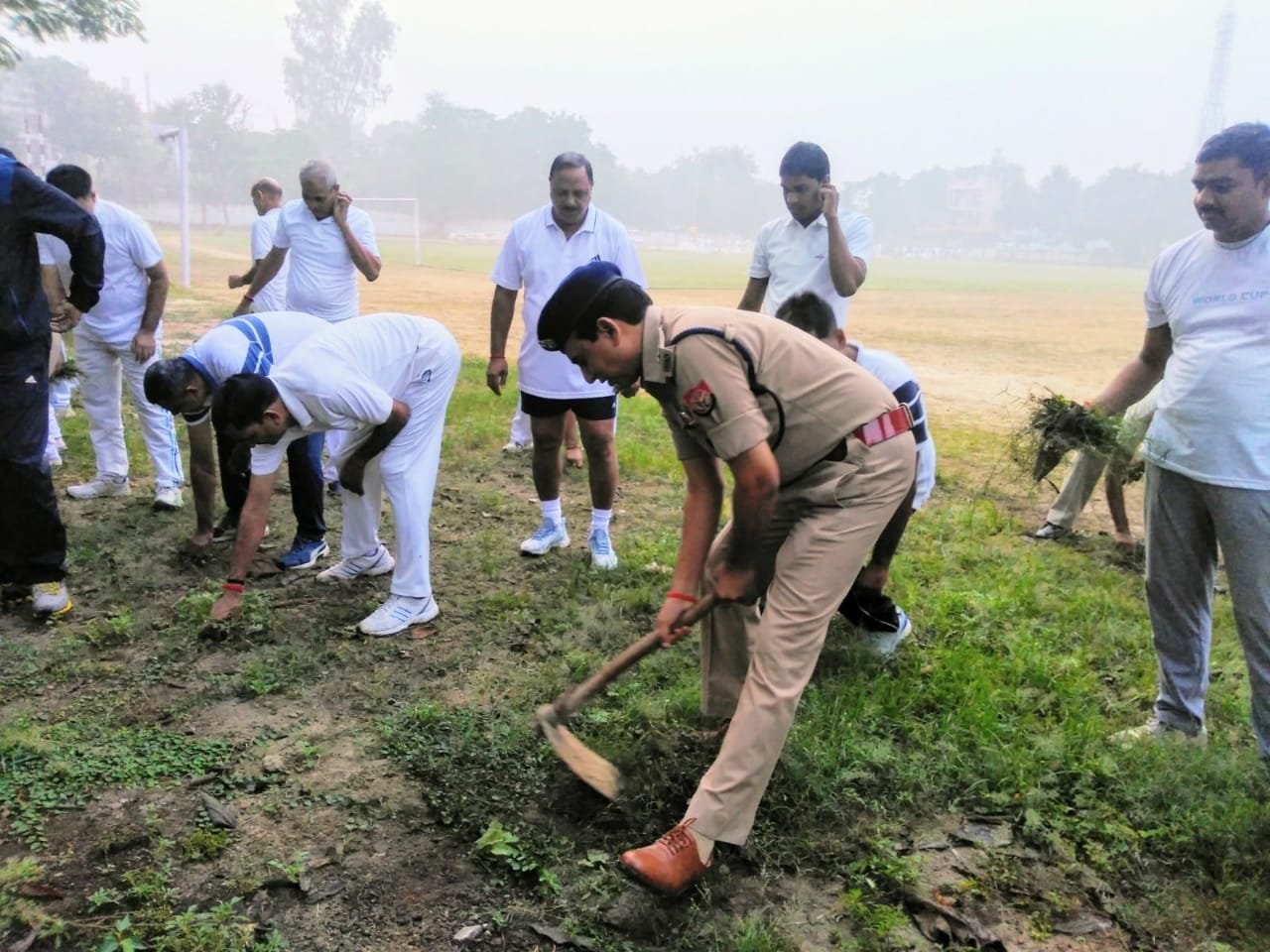 पुलिस अधीक्षक के द्वारा परेड ग्राउंड किया गया साफ-सफाई -मिर्जापुर