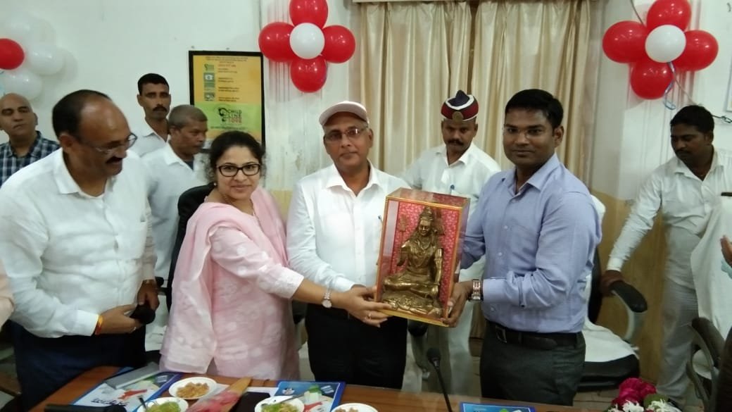 निर्वतमान जिलाधिकारी की भव्य विदाई ,भरा रहा सभाकक्ष-MIRZAPUR