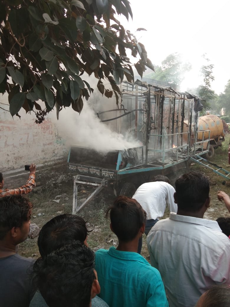 सिटी क्लब में खड़ी गाड़ी में लगी आग पर, पाया गया काबू
