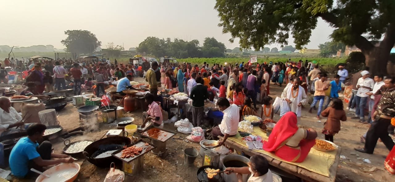 गंगा तटों पर स्नानार्थियो की रही भीड़ -मिर्जापुर