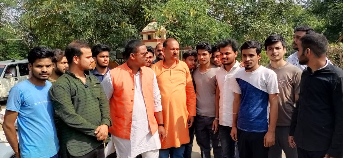 साउथ कैम्पस पहुंचकर स्वयंसेवकों के साथ धरने पर बैठ कर घटना की निंदा की- नितिन विश्वकर्मा