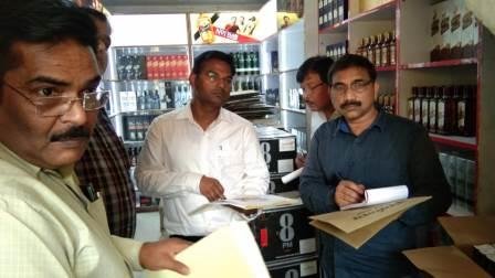 डी0एम0 ने किया आबकारी कार्यालय का आकस्मिक निरीक्षण-MIRZAPUR