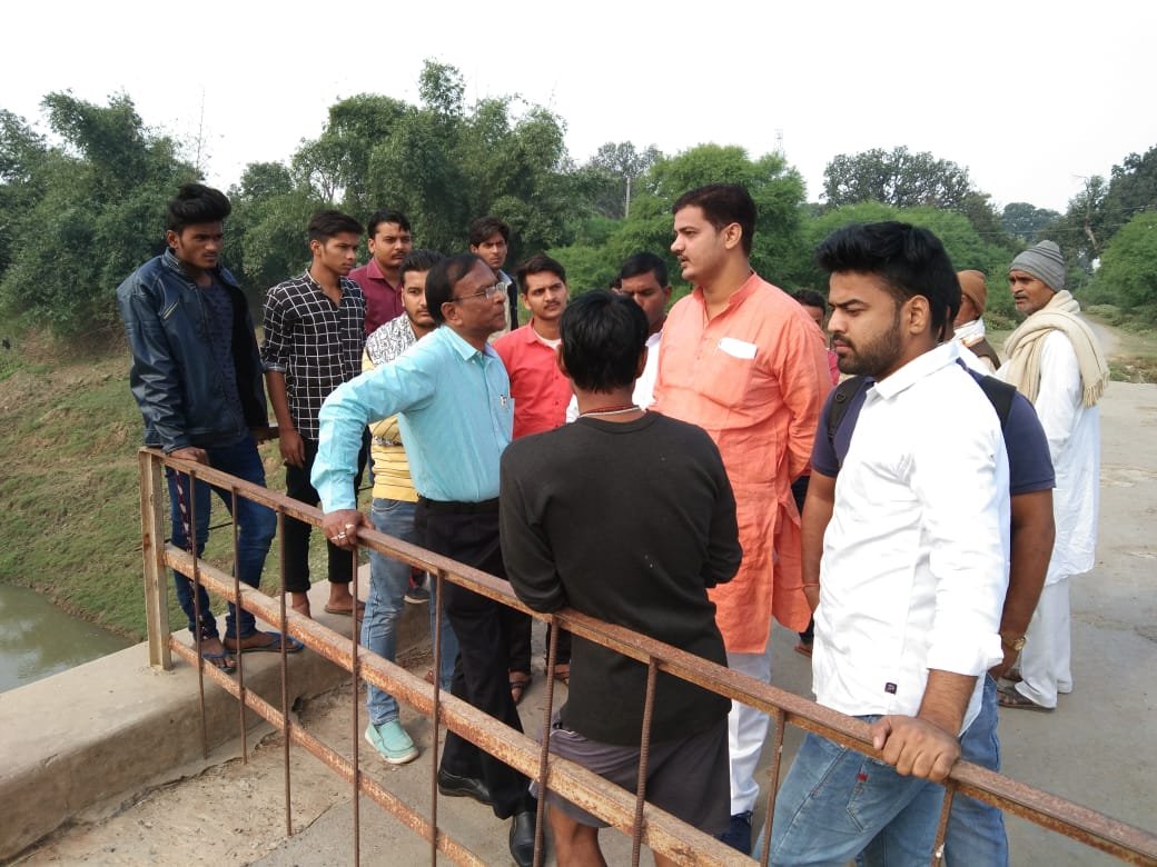 सतीश मिश्रा के साथ अधिकारी ने किया पुल का निरीक्षण -मिर्जापुर