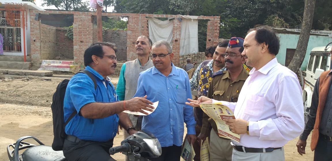 परिवहन विभाग के आला अधिकारियों ने सड़कों पर निकल के लोगों से किया अपील-MIRZAPUR